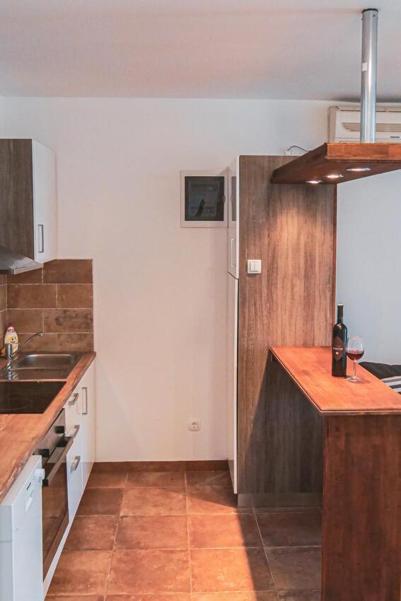 Fully Renovated One Bedroom Apartment With A Seaview - A Sevid Buitenkant foto