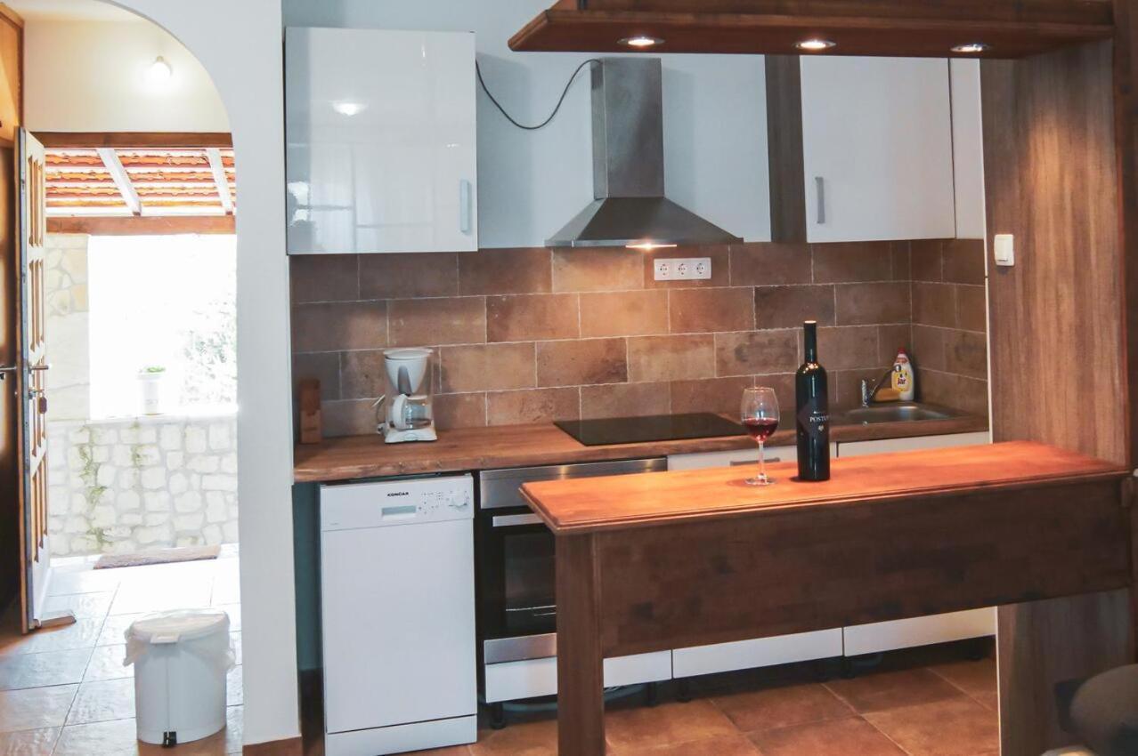Fully Renovated One Bedroom Apartment With A Seaview - A Sevid Buitenkant foto